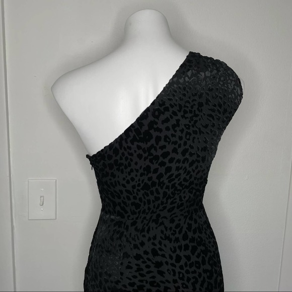 L'agence One Sleeve Shift Animal Print Dress Sheer Black Color Velvet Size 2 - Picture 9 of 10